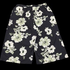 Floral Black and Green Women's Capris
